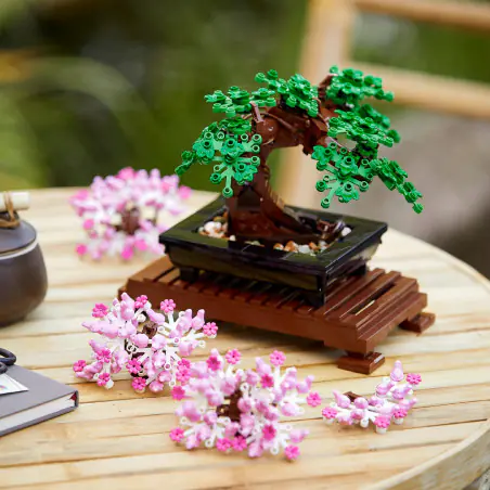 Zestaw konstrukcyjny LEGO® 10281 Drzewko bonsai to wyjątkowy prezent i wciągający projekt dla każdego miłośnika drzewek bonsai, roślin oraz kreatywnego budowania z elementów LEGO.