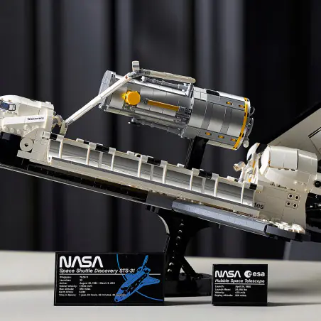 Podczas budowania zestawu konstrukcyjnego dla dorosłych LEGO® Wahadłowiec Discovery NASA (10283) poczujesz się jak na wyprawie badawczej w głąb kosmosu.