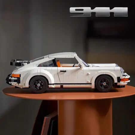 Uczcij niepowtarzalny styl Porsche, składając z klocków własny model kolekcjonerski rewelacyjnego klasycznego samochodu z zestawu LEGO® Porsche 911 (10295). 