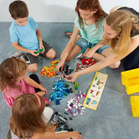 W zestawie bogaty wybór klocków LEGO® w 33 różnych kolorach