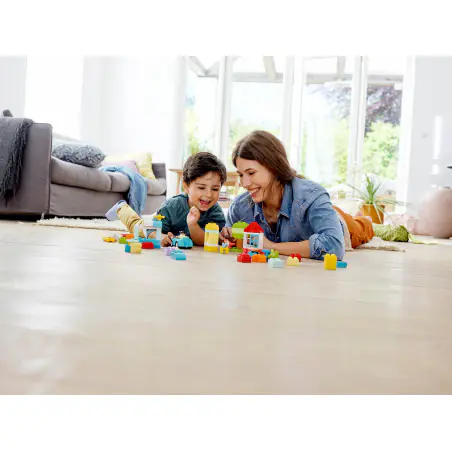 Budowanie z bezpiecznych klocków i elementów LEGO® DUPLO® oraz zabawa nimi pomoże Twojemu małemu konstruktorowi rozwinąć umiejętność kreatywnego myślenia i rozwiązywania problemów, a także orientację przestrzenną i koordynację wzrokowo-ruchową.