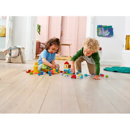 Bezpieczne klocki i elementy LEGO® DUPLO® mają dobroczynny wpływ na młode umysły. Niezliczone możliwości kreatywnej, bezpośredniej zabawy oznaczają ogromne korzyści dla rozwoju dziecka.