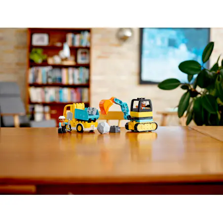 Zestaw LEGO® DUPLO® Ciężarówka i koparka gąsienicowa (10931) pozwala dzieciom i przedszkolakom wspólnie przeżywać przygody na placu budowy. 