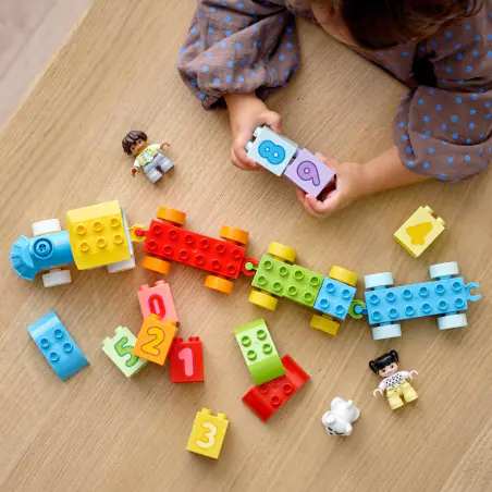 Przedstawiamy nowy, kolorowy zestaw LEGO® DUPLO® Pierwsze klocki Pociąg z cyferkami — nauka liczenia (10954). 
