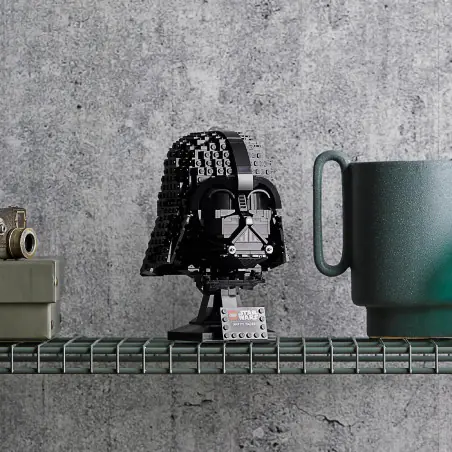 Oderwij się na chwilę od stresu dnia codziennego i znajdź chwilę dla siebie, by złożyć kolekcjonerski zestaw konstrukcyjny LEGO® Star Wars™ 75304 przedstawiający wszystkie złowieszcze detale hełmu Dartha Vadera.