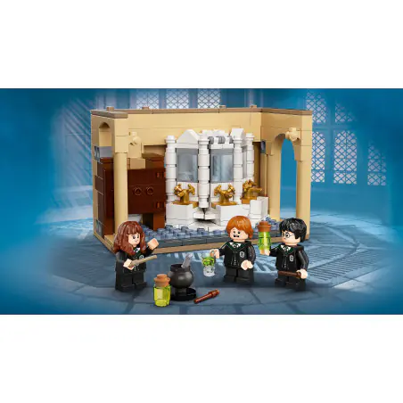 W zestawie LEGO® Harry Potter™ Hogwart™: pomyłka z eliksirem wielosokowym (76386) jest wszystko, czego potrzeba dzieciom: popularne postacie, kreatywne funkcje i czarujące przygody umiejscowione w słynnym zamku Hogwart.