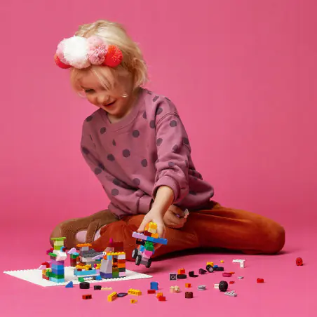 Daj początek swobodnej zabawie pełnej kreatywności dzięki zestawowi LEGO® Classic Biała płytka konstrukcyjna (11026).
