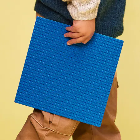 Daj początek swobodnej zabawie pełnej kreatywności dzięki zestawowi LEGO® Classic Niebieska płytka konstrukcyjna (11025).