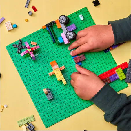 Daj początek swobodnej zabawie pełnej kreatywności dzięki zestawowi LEGO® Classic Zielona płytka konstrukcyjna (11023). 