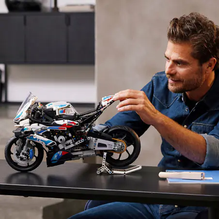 Motocykl BMW M 1000 RR został stworzony na potrzeby wyścigów sportowych i dostosowany do jazdy po drogach, dzięki czemu podbił serca fanów motocykli i sportów motorowych. Teraz możesz zbudować własną wersję LEGO® Technic (42130) tej wspaniałej maszyny.