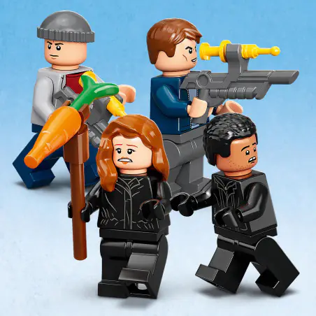 Ten zestaw konstrukcyjny LEGO Jurassic World zawiera cztery minifigurki: Claire Dearing, Franklina Webba i dwóch ochroniarzy, a także broń ze środkiem usypiającym i marchewkę do kreatywnego odgrywania ról. 