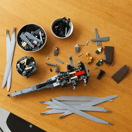 Podaruj fanom filmów zestaw konstrukcyjny dla dorosłych LEGO® Icons Diuna — Atreides Royal Ornithopter, w którym znajduje się osiem kultowych postaci z filmu.