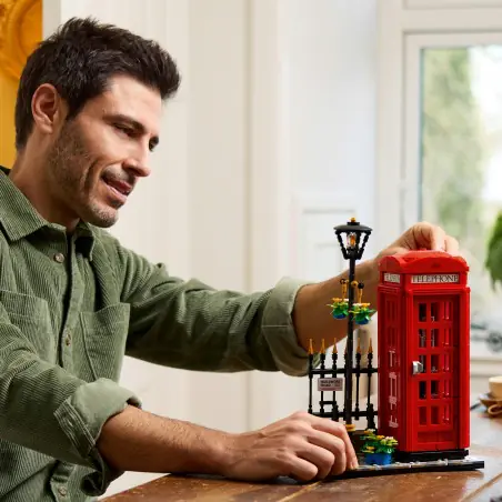 Nostalgiczny upominek dla dorosłych — spraw sobie przyjemność lub podaruj zestaw LEGO® Ideas jako prezent urodzinowy miłośnikowi podróży lub osobie pasjonującej się historią