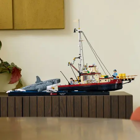 Ustaw rekina LEGO® z filmu Szczęki tak, żeby atakował łódź lub umieść go na osobnej podstawce