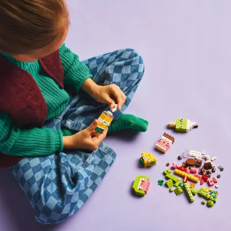 Dzieci mogą łączyć klocki, oczy i buzie, aby stworzyć jeszcze więcej modeli