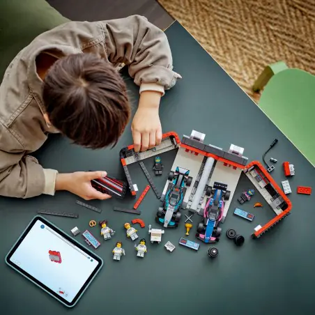 LEGO® City F1® Garaż i bolidy Mercedes-AMG i Alpine dla dzieci w wieku od siedmiu lat