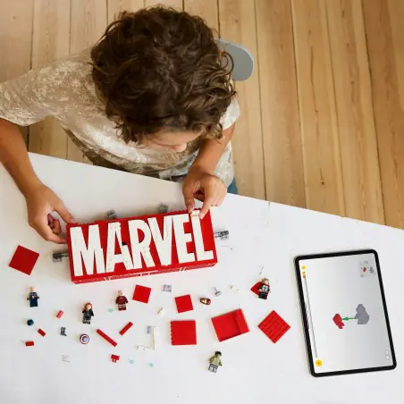 Odtwórz słynne logo MARVEL z pięcioma minifigurkami Avengersów LEGO® Marvel