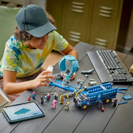 Pobudź kreatywność dzięki zestawowi z gry LEGO® Fortnite Bus Bojowy